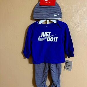 NWT. Nike  6 Mon 3-Piece Set Bodysuit Footed Pants Beanie Blue